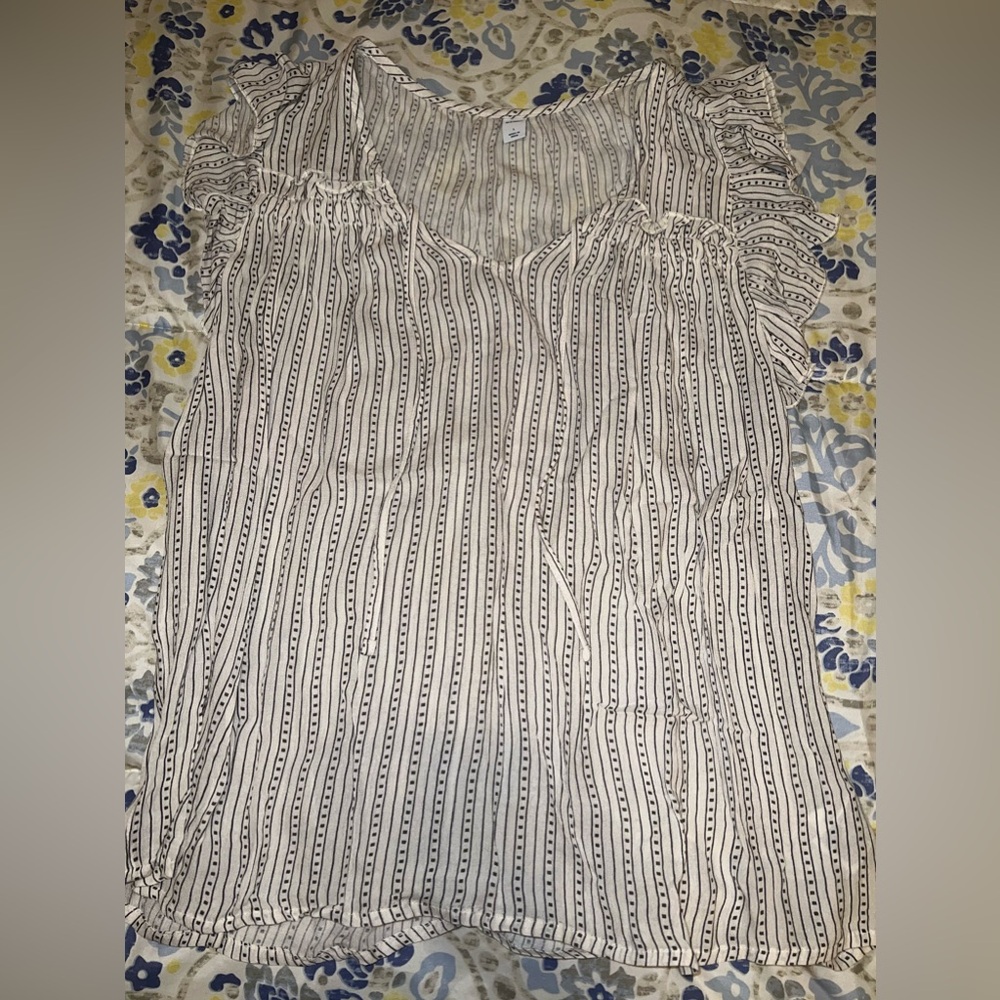 Women’s Old Navy black and white short sleeve top size large
